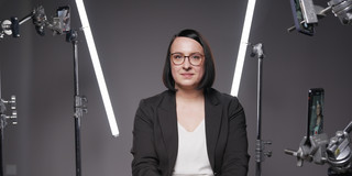 Dr. Julia Wustmann Dr. Julia Wustmann, sitzend, in einem Filmstudio