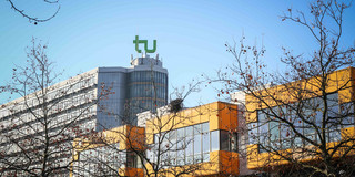 Mathetower und Mensa Das Mensagebäude und das Mathegebäude.